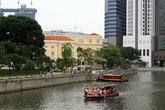 Прогулочное судно на реке Сингапур