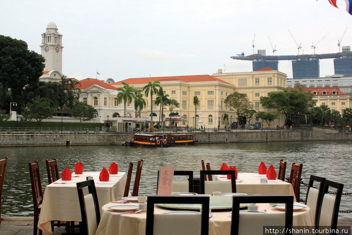 Столики на берегу Сингапур (город-государство)