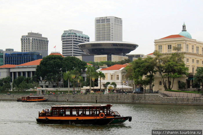 Прогулочный кораблик на реке Сингапур (город-государство)