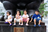 Дети позируют на фоне памятника