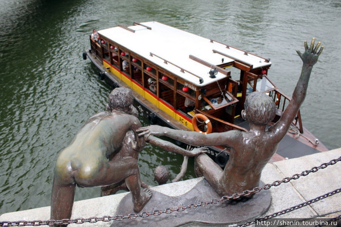 Памятник ныряльщикам и лодка Сингапур (город-государство)