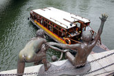 Памятник ныряльщикам и лодка