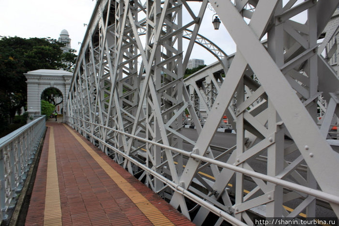 На мосту Кавенах Сингапур (город-государство)