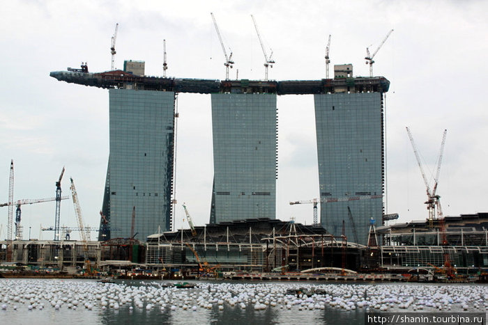 Строится новый небоскреб — опять же на берегу реки Сингапур Сингапур (город-государство)