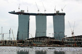 Строится новый небоскреб — опять же на берегу реки Сингапур