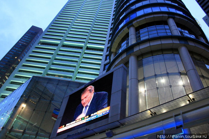 Огромный экран на небоскребе — для праздничной трансляции салюта. Сингапур (город-государство)