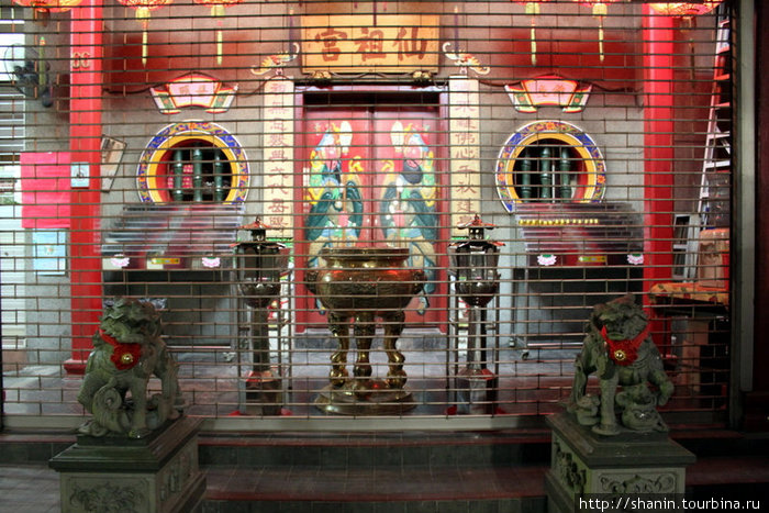 Китайский храм в новогоднюю ночь закрыт. Он работает круглосуточно только в период празднования китайского нового года Сингапур (город-государство)
