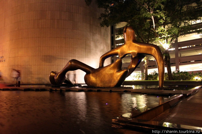 Скульптура у края фонтана Сингапур (город-государство)