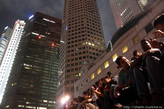Зрители собрались посмотреть на новогодний салют. Сингапур (город-государство)