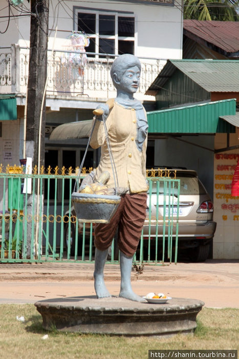 Статуя на центральной улице Кахконг, Камбоджа