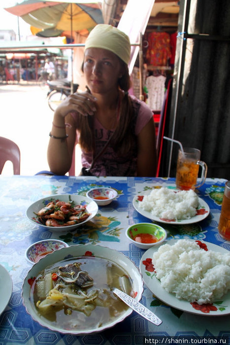 За обеденным столом Кахконг, Камбоджа