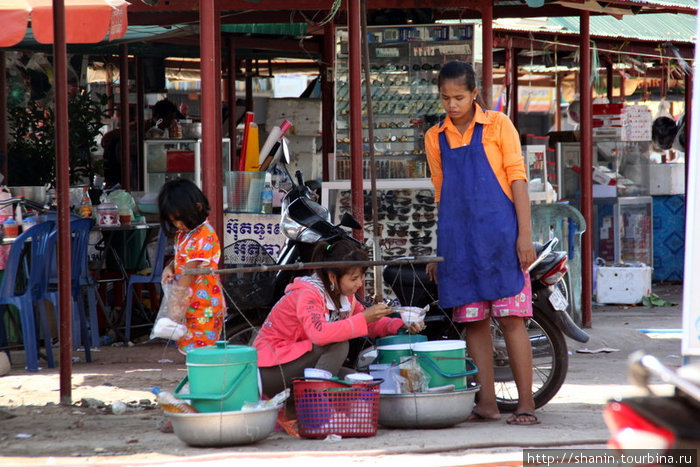 Разносчица еды на рынке Кахконг, Камбоджа