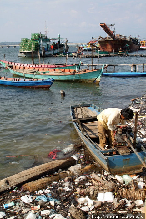 Моторная лодка в мусоре Кахконг, Камбоджа