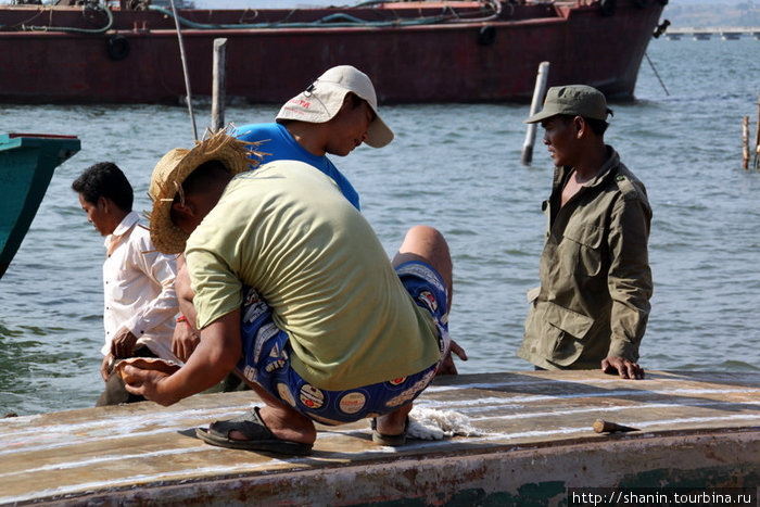 Ремонтируют лодку Кахконг, Камбоджа
