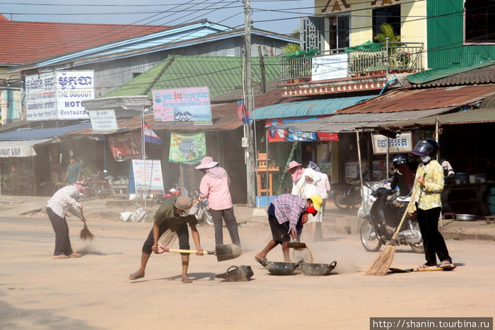 В поте лица собирают красную пыль Кахконг, Камбоджа