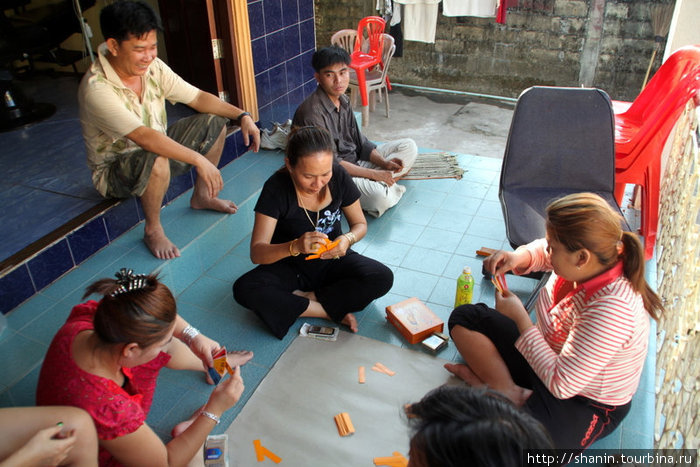 Клиенты и работники публичного дома (на вывеске — массажный салон) развлекаются игрой в карты Кахконг, Камбоджа