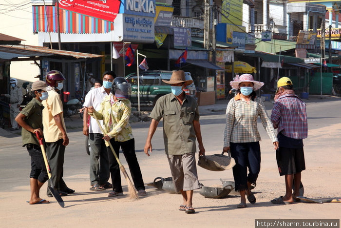 На уборке центральной улицы работают сообща Кахконг, Камбоджа