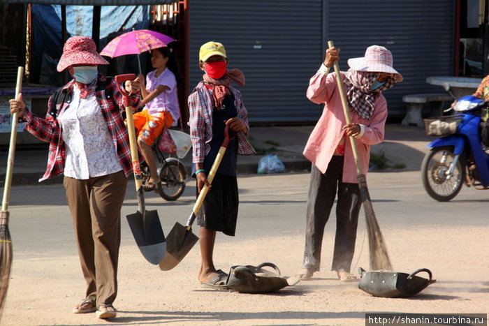 Кто с веником, а кто и с лопатой! Кахконг, Камбоджа