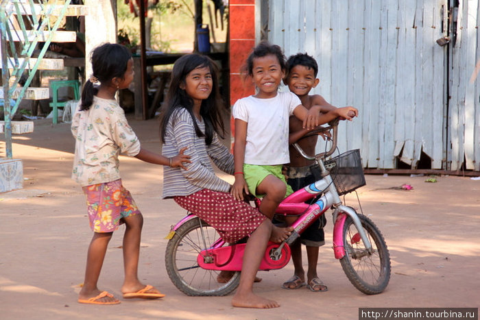 Дети на велосипеде Кахконг, Камбоджа