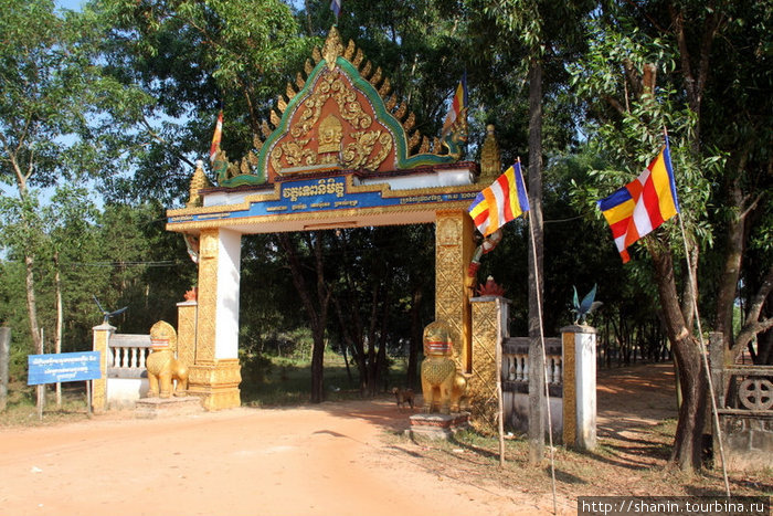 Вход в буддистский монастырь Кахконг, Камбоджа