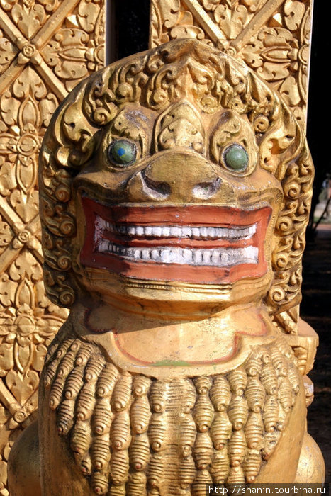 Лев у входа в монастырь Кахконг, Камбоджа
