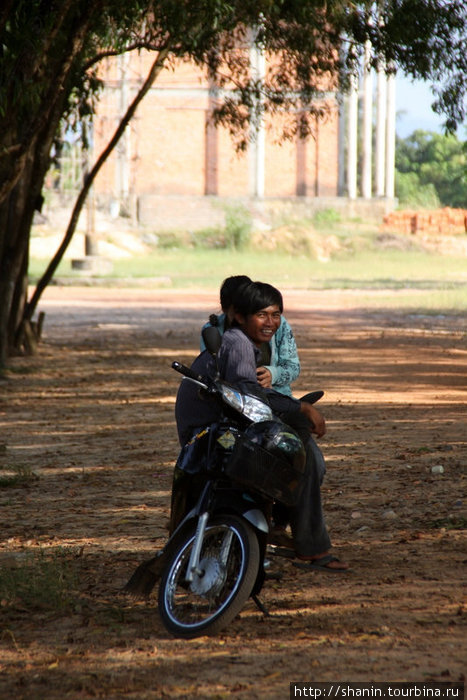 Влюбленная парочка уединилась в монастыре Кахконг, Камбоджа