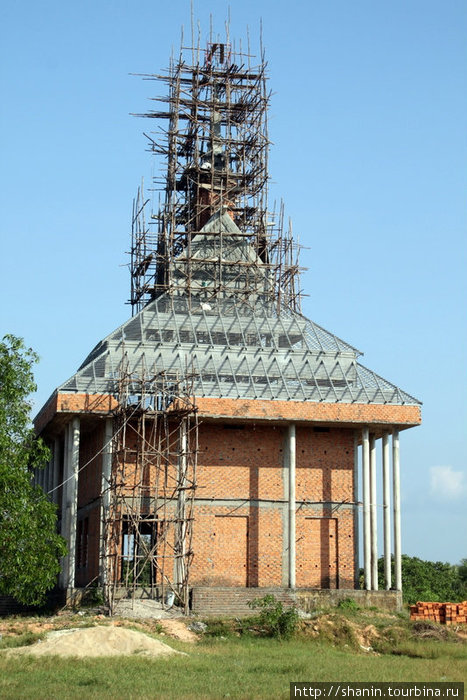 Новый храм — пока в строительных лесах Кахконг, Камбоджа