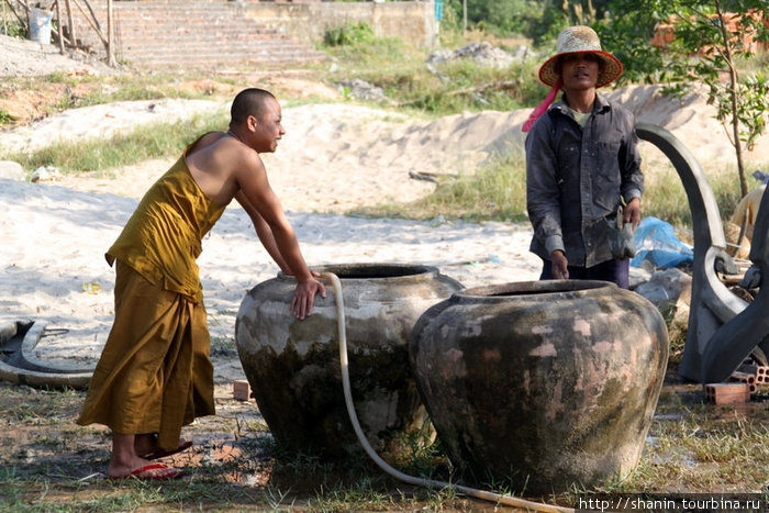 Монахи тоже работают. Кахконг, Камбоджа