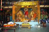 Алтарь в буддистском храме