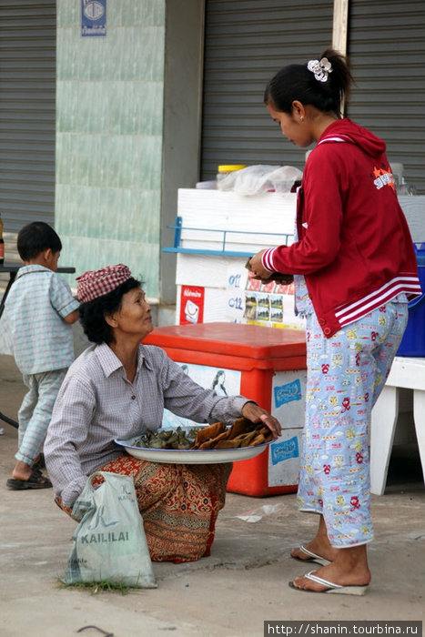 Торговка на улице Кахконг, Камбоджа