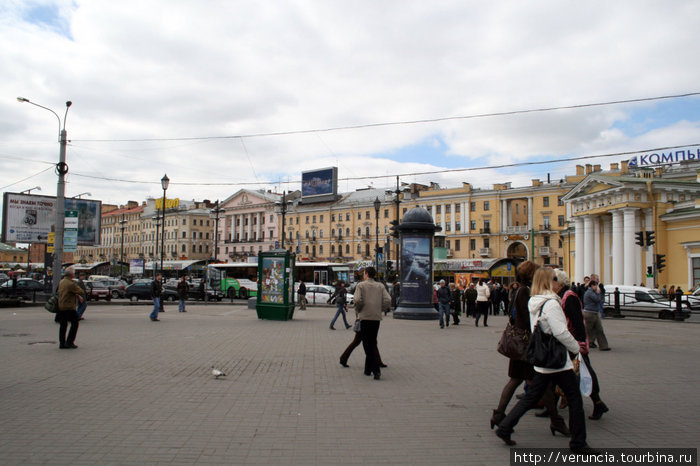 Сенная площадь, справа гауптвахта. Санкт-Петербург, Россия