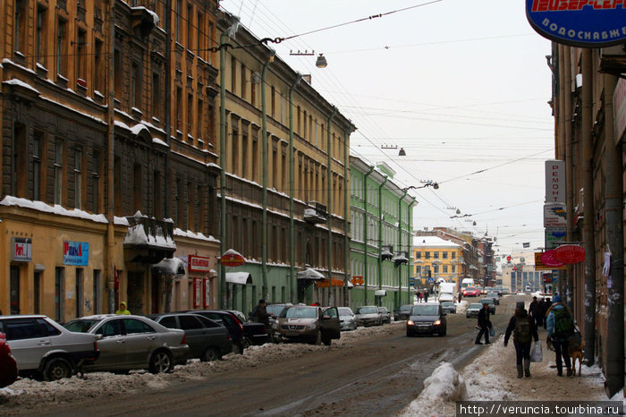 Светло-зеленый дом в конце Гороховой улицы — дом с ротондой. Санкт-Петербург, Россия