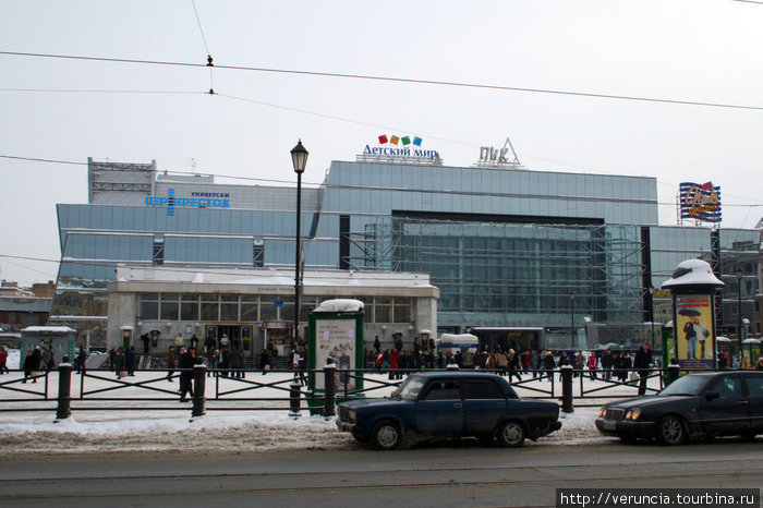 Павильон метро Сенная и торговый центр Пик. Санкт-Петербург, Россия