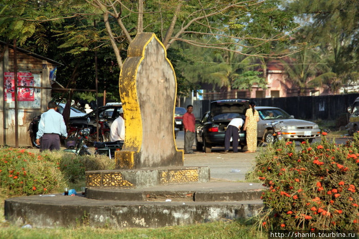 Памятник на бульваре Кампот, Камбоджа