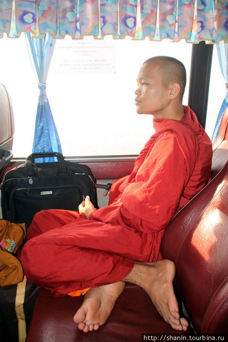 Монах в автобусе Кампот, Камбоджа