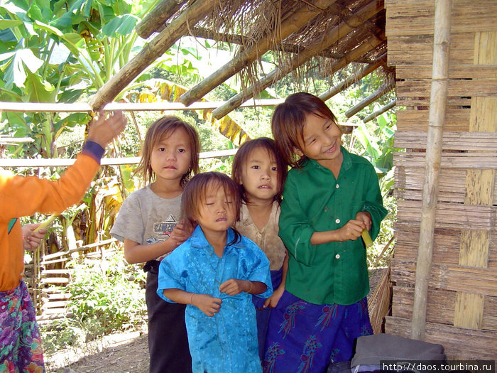 Хмонгские девочки в горной деревне Провинция Луангпрабанг, Лаос