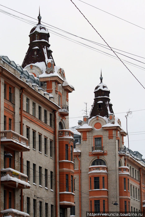 Дома с башнями на входе на Сенной рынок. Санкт-Петербург, Россия