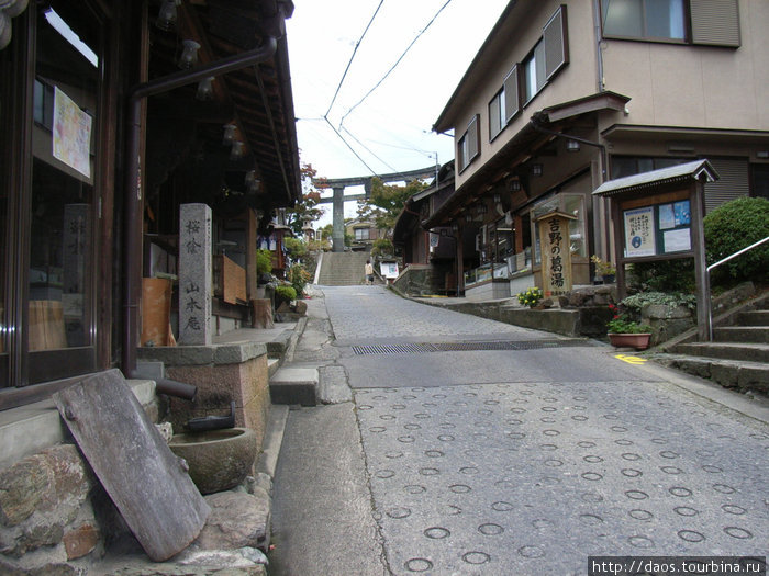 Центральная улица, которая тянется от подъёмника в гору Префектура Нара, Япония
