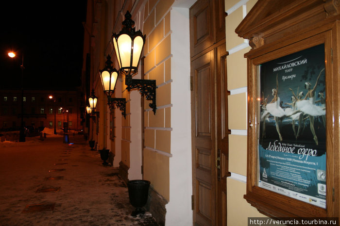 У Михайловского театра. Санкт-Петербург, Россия