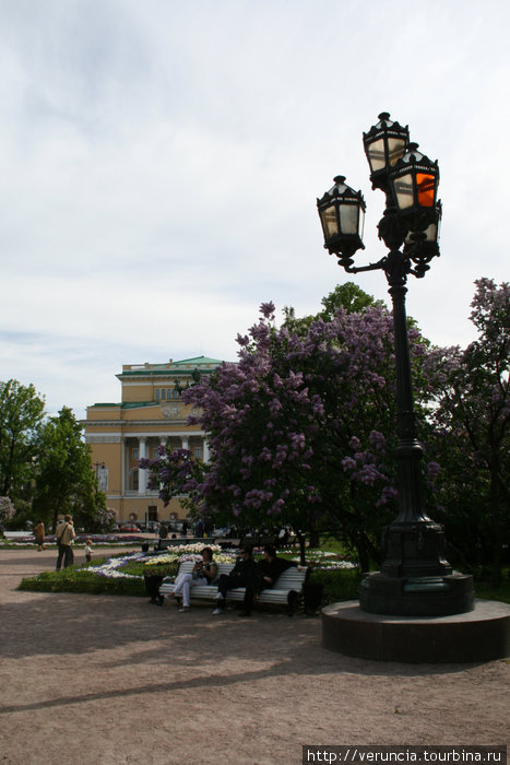 Фонарь на площади Островского. Санкт-Петербург, Россия