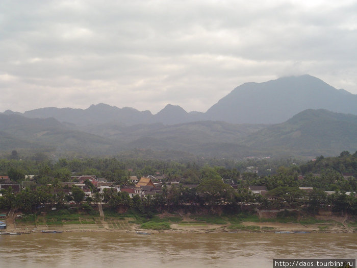 Луанг-Прабанг за рекой Луанг-Прабанг, Лаос