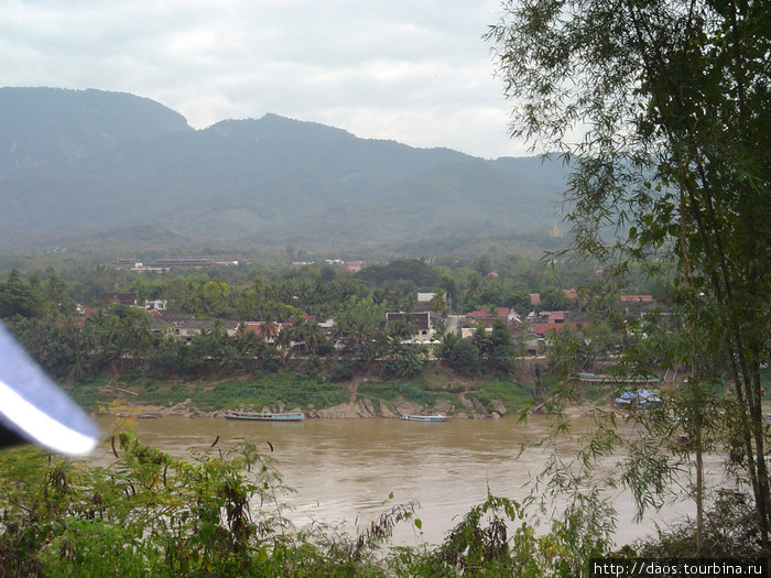 Луанг-Прабанг за рекой Луанг-Прабанг, Лаос