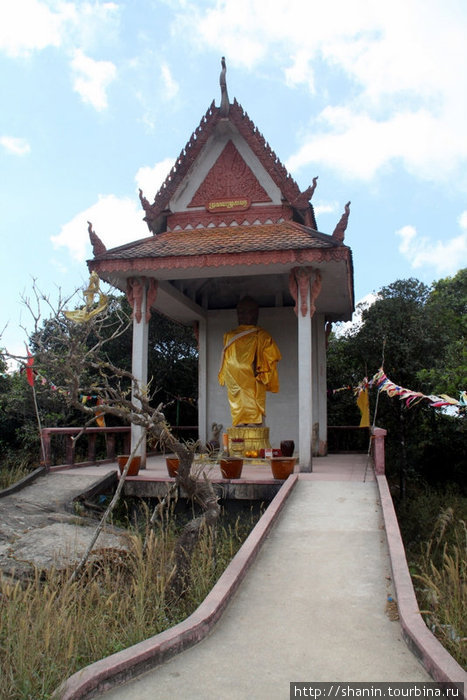 Буддистская часовня у въезда на территорию руин на вершине горы Кампот, Камбоджа