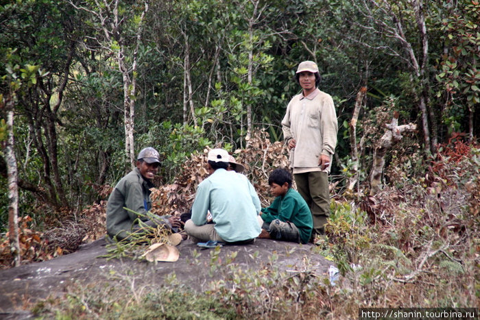 Работники национального парка на отдыхе Кампот, Камбоджа