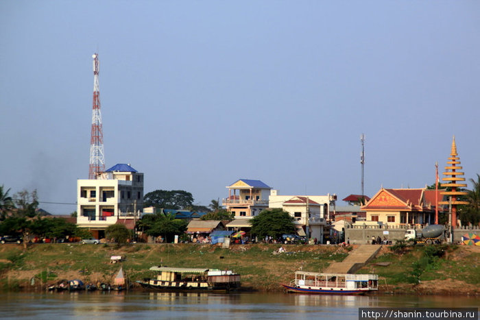 Противоположный (от центра города) берег Меконга Пномпень, Камбоджа