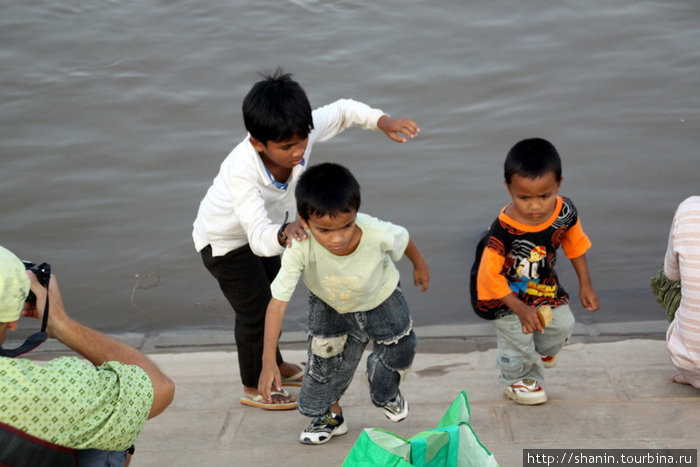 Дети на берегу Меконга Пномпень, Камбоджа