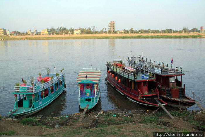 Кораблики для туристов Пномпень, Камбоджа