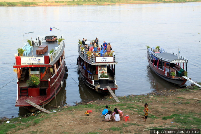 Три прогулочных кораблика Пномпень, Камбоджа