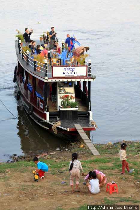 Компания туристов на крыше прогулочного кораблика Пномпень, Камбоджа
