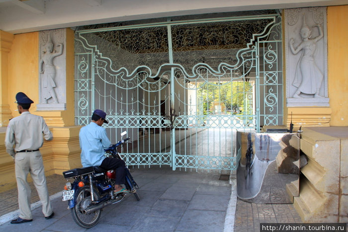 Вход в королевский дворец Пномпень, Камбоджа